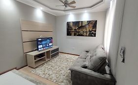 Casa com garagem, ar condicionado, sala tv e jantar, cozinha completa e lavanderia